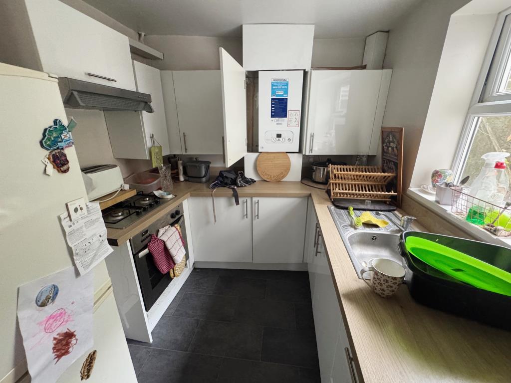 Lot: 20 - THREE-BEDROOM TERRACE HOUSE FOR IMPROVEMENT - Kitchen